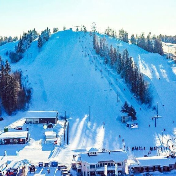 Suomessa on hiihtokeskus, jonka kuuluisasta baarista selviää ilman seuralaista 'vain ilmastointikanavia pitkin' - Kalle Palander täräyttää mielipiteensä kotimaisista hiihtokeskuksista: 'Siellä on v***u piru irti!!!' Vihti