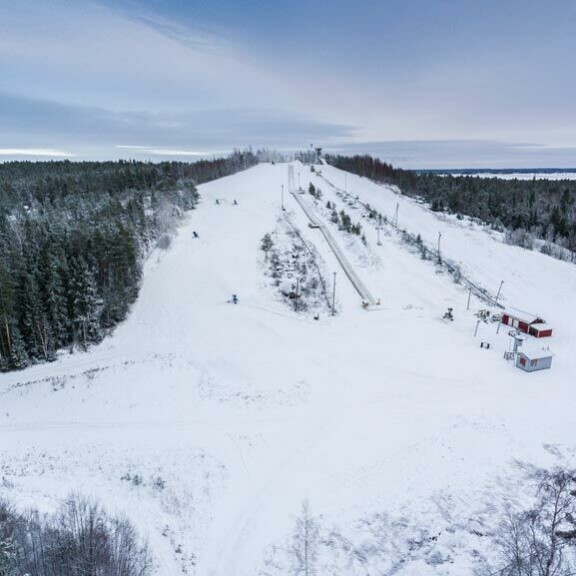 Suomessa on hiihtokeskus, jonka kuuluisasta baarista selviää ilman seuralaista 'vain ilmastointikanavia pitkin' - Kalle Palander täräyttää mielipiteensä kotimaisista hiihtokeskuksista: 'Siellä on v***u piru irti!!!' Öjberget