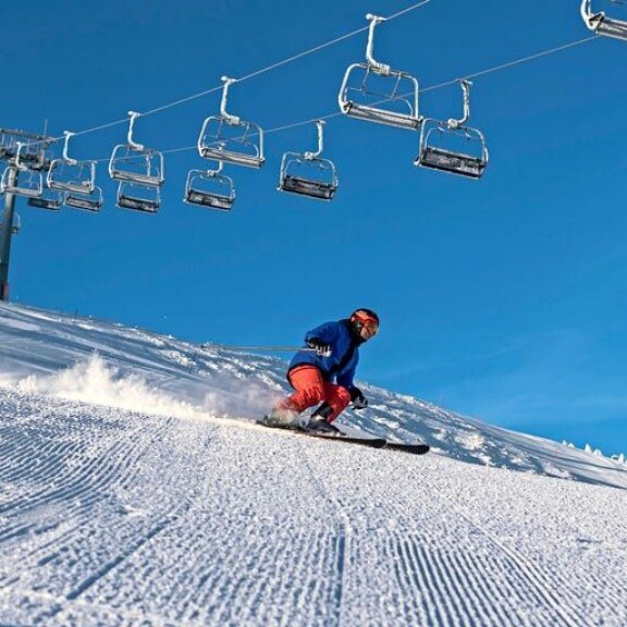 Suomessa on hiihtokeskus, jonka kuuluisasta baarista selviää ilman seuralaista 'vain ilmastointikanavia pitkin' - Kalle Palander täräyttää mielipiteensä kotimaisista hiihtokeskuksista: 'Siellä on v***u piru irti!!!' Tahko