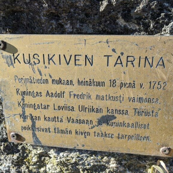 Tässä ovat Suomen erikoisimmat matkakohteet! Kurikassa sijaitsevalla kivellä kusinen historia, Mikkelissä vastaveto lappalaisten joulupukkirahastukselle – kuvat! Kusikivi