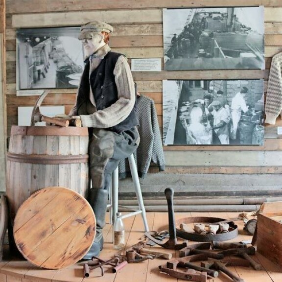 Tässä ovat Suomen erikoisimmat matkakohteet! Kurikassa sijaitsevalla kivellä kusinen historia, Mikkelissä vastaveto lappalaisten joulupukkirahastukselle – kuvat! Sillimuseo