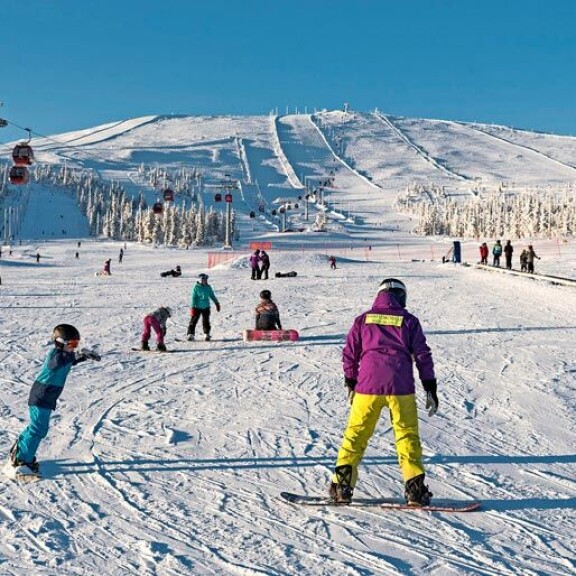 Suomessa on hiihtokeskus, jonka kuuluisasta baarista selviää ilman seuralaista 'vain ilmastointikanavia pitkin' - Kalle Palander täräyttää mielipiteensä kotimaisista hiihtokeskuksista: 'Siellä on v***u piru irti!!!' Ylläs