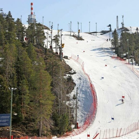 Suomessa on hiihtokeskus, jonka kuuluisasta baarista selviää ilman seuralaista 'vain ilmastointikanavia pitkin' - Kalle Palander täräyttää mielipiteensä kotimaisista hiihtokeskuksista: 'Siellä on v***u piru irti!!!' Ruka