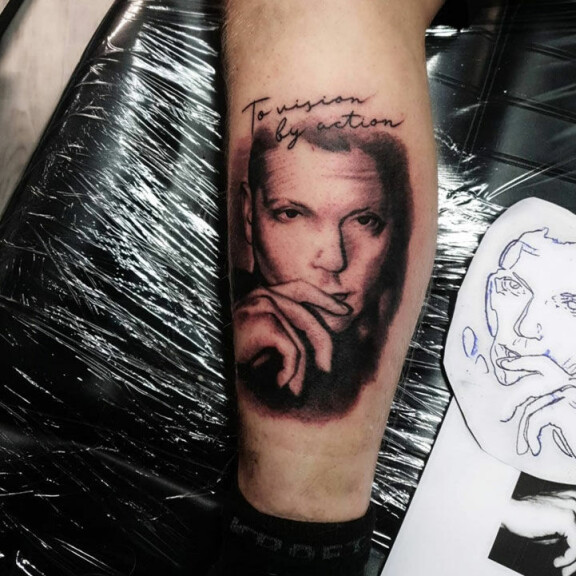 Tässä se on! Nikon ottama Vesa-tatuointi on ihotaiteena omaa luokkaansa. Vesa Keskinen -tatuointi