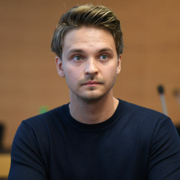 Roope Salminen vakavana Helsingin kärjäjäoikeudessa 20. elokuuta 2020. Kuva: Panu Hörkkö. roope salminen käräjäoikeudessa