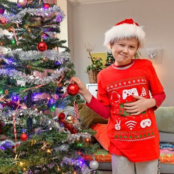 Beniä jännitti Seiskan tonttuvierailu niin paljon, että hän puki jo aamusta jouluneuleen ylleen. – Näkyyhän tonttulakin alta varmasti, että nykyisin minulla on paksu tukka, poika tivasi kuvaajalta. Beniä jännitti Seiskan tonttuvierailu niin paljon, että hän puki jo aamusta jouluneuleen ylleen. – Näkyyhän tonttulakin alta varmasti, että nykyisin minulla on paksu tukka, poika tivasi kuvaajalta.