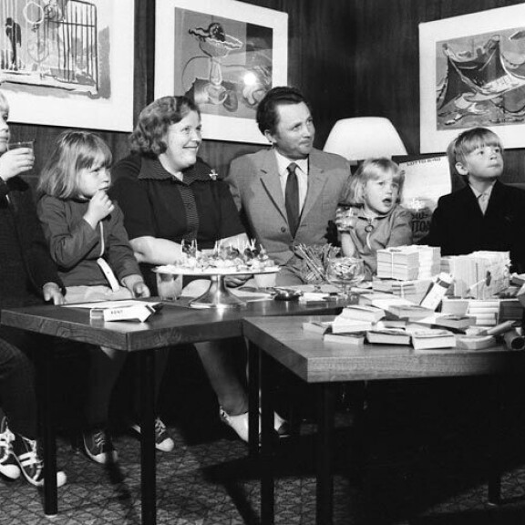 Suomen ensimmäinen lottomiljonääri Hilkka Pylkkö poseerasi perheineen Veikkauksen kuvaajalle Nivalassa vuonna 1973. Olohuoneen pöydällä oli huomattavan muikea kattaus seteleitä ja pikkusuolaista. Suomen ensimmäinen lottomiljonääri Hilkka Pylkkö poseerasi perheineen Veikkauksen kuvaajalle Nivalassa vuonna 1973. Olohuoneen pöydällä oli huomattavan muikea kattaus seteleitä ja pikkusuolaista.
