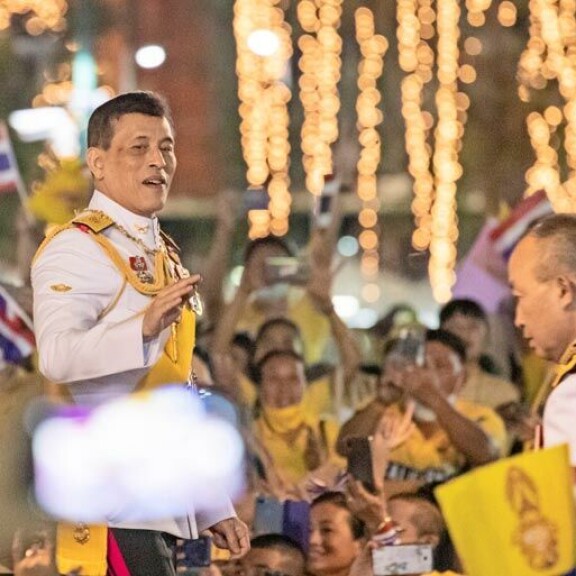 Thaimaan kuningas Maha juhlisti edesmenneen isänsä syntymäpäivää – vapautti 30 000 vankia! Thaimaan kuningas
