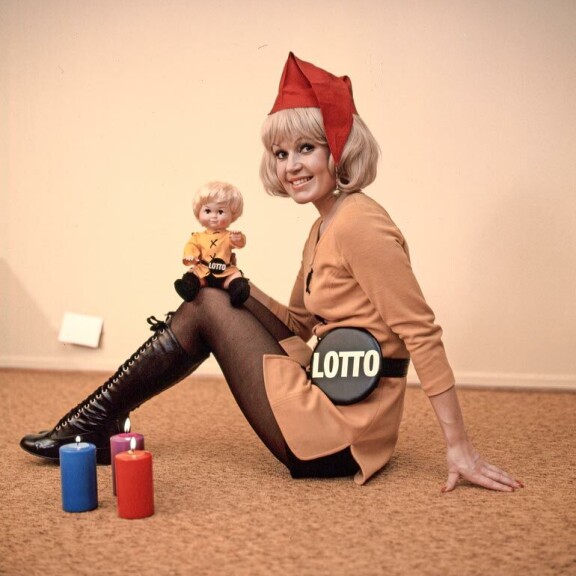 Koska Lotto oli 1970-luvulla ihmisille vieras peli, sitä markkinoitiin lottotytön avulla. Hilkka kiersikin Suomea Hangosta Ivaloon. Koska Lotto oli 1970-luvulla ihmisille vieras peli, sitä markkinoitiin lottotytön avulla. Hilkka kiersikin Suomea Hangosta Ivaloon.