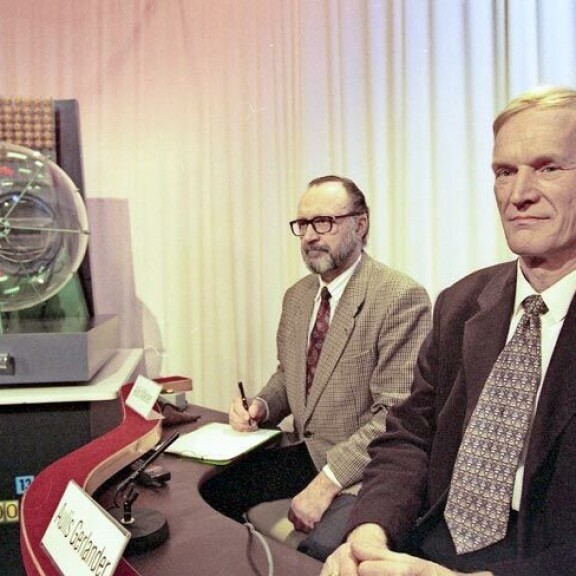 Hallitusneuvos Aulis Gerlander (oik.) on kenties Suomen tunnetuin virallinen valvoja. Hän toimi tehtävässä vuosina 1990–2005. Vuoden 1999 kuvassa on myös se tuntemattomampi valvoja-Aulis, Aulis Mäkinen. Hallitusneuvos Aulis Gerlander (oik.) on kenties Suomen tunnetuin virallinen valvoja. Hän toimi tehtävässä vuosina 1990–2005. Vuoden 1999 kuvassa on myös se tuntemattomampi valvoja-Aulis, Aulis Mäkinen.