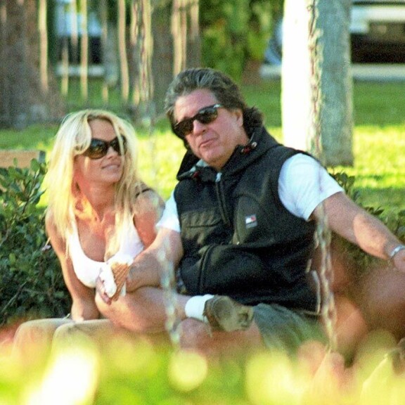 Koronavuoden häissä nähtiin yllättäviä ratkaisuja: Bikinikaunottaren kanssa naimisiin mennyt Dennis Quaid kyllästyi odottamaan, Pamela Andersonilla todellinen pikaero Pamela Anderson
