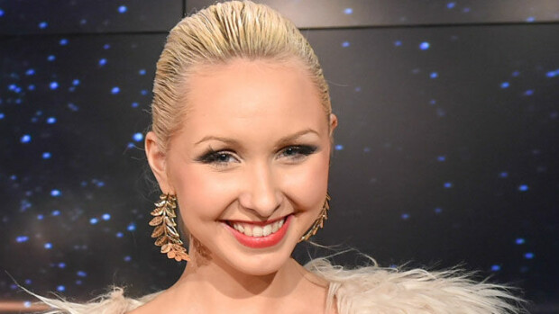 Povipommi Sointu Orvokki häikäisevän kauniina läpinäkyvässä aamutakissa - paljastaa yhden sosiaalisen median salaisuuden: ”En herännyt tämän näköisenä” sointu orvokki