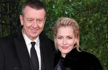 Neljän vuoden suhde ohi! Suosikkinäyttelijä Gillian Anderson eroaa The Crown -sarjan käsikirjoittajasta