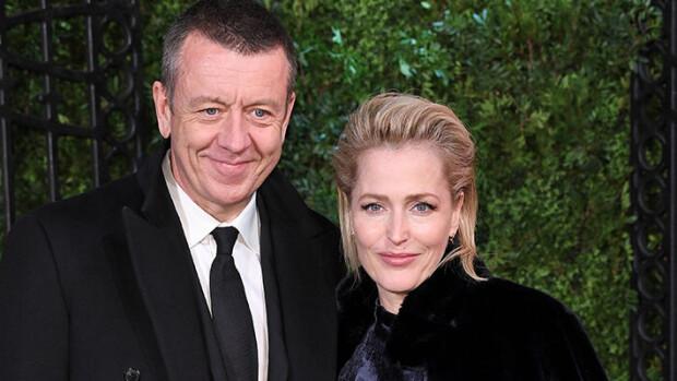 Neljän vuoden suhde ohi! Suosikkinäyttelijä Gillian Anderson eroaa The Crown -sarjan käsikirjoittajasta Gillian Anderson ja Peter Morgan