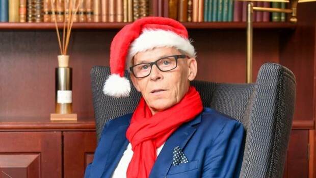 Korona sotki Topi Sukarin suunnitelmat! Miljonääriliikemiehellä kireä tunnelma luksushotellin sviitissä - katso video! Topi Sukari