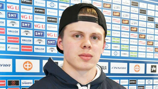 NHL-tauosta ilo irti! Kasperi Kapanen kostealla lounaalla Kuopiossa: viinipullo ja ananaspizza keskellä päivää - kuva! Kasperi Kapanen
