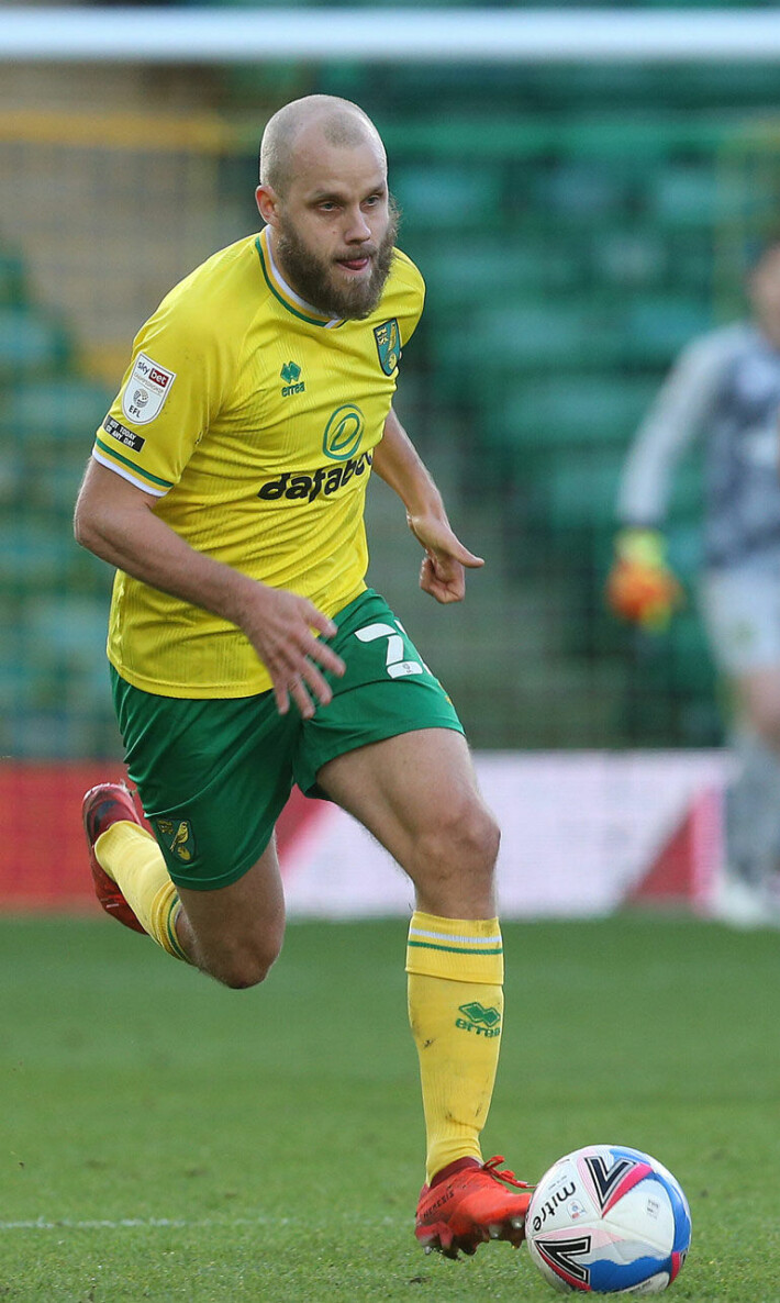 Jalkapalloilija potkaisemassa palloa Norwich Cityn väreissä. teemu pukki