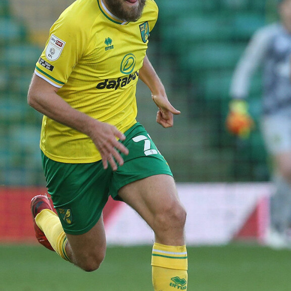 Jalkapalloilija potkaisemassa palloa Norwich Cityn väreissä. teemu pukki