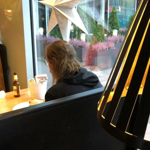 Sokkieron yllätyskäänne! Salkkarit-kaunotar Jasmin Voutilaisella ja Love Island -Villellä yhteinen viikonloppu – koskettelua illallisella! Stig