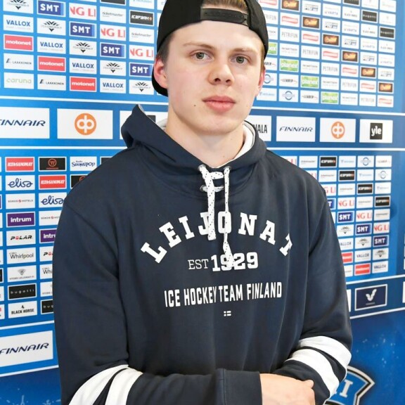 Sokkieron yllätyskäänne! Salkkarit-kaunotar Jasmin Voutilaisella ja Love Island -Villellä yhteinen viikonloppu – koskettelua illallisella! Kasperi Kapanen