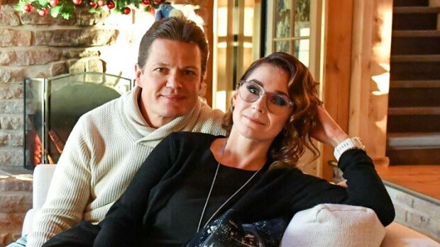 Amerikkalaisuus näkyy Sami Kapasen hirsilinnassa – ”Ei kieltämättä löydy kaikista suomalaiskodeista” Katso kuvat ja video NHL-miljonäärin unelmakodista! Satu ja Sami Kapanen