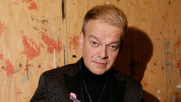 Leskeksi jääneen Kurre Westerlundin ja Aikakone-Jennan suhde syvenee: käsi kädessä kadulla – kuva Seiskassa! Kurre Westerlund