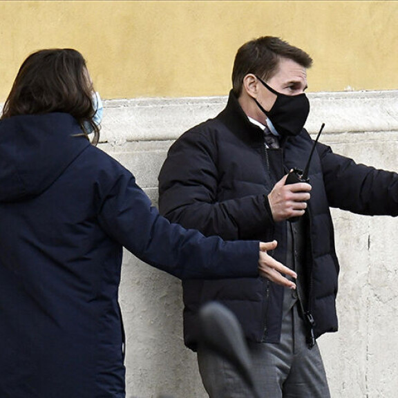 Tom on nähty kuluneen vuoden aikana useasti kuvausten tiimellyksessä. Hän on pitänyt huolta kasvomaskin käytöstä ja laittanut joskus kaksikin maskia päällekkäin. Tom Cruise