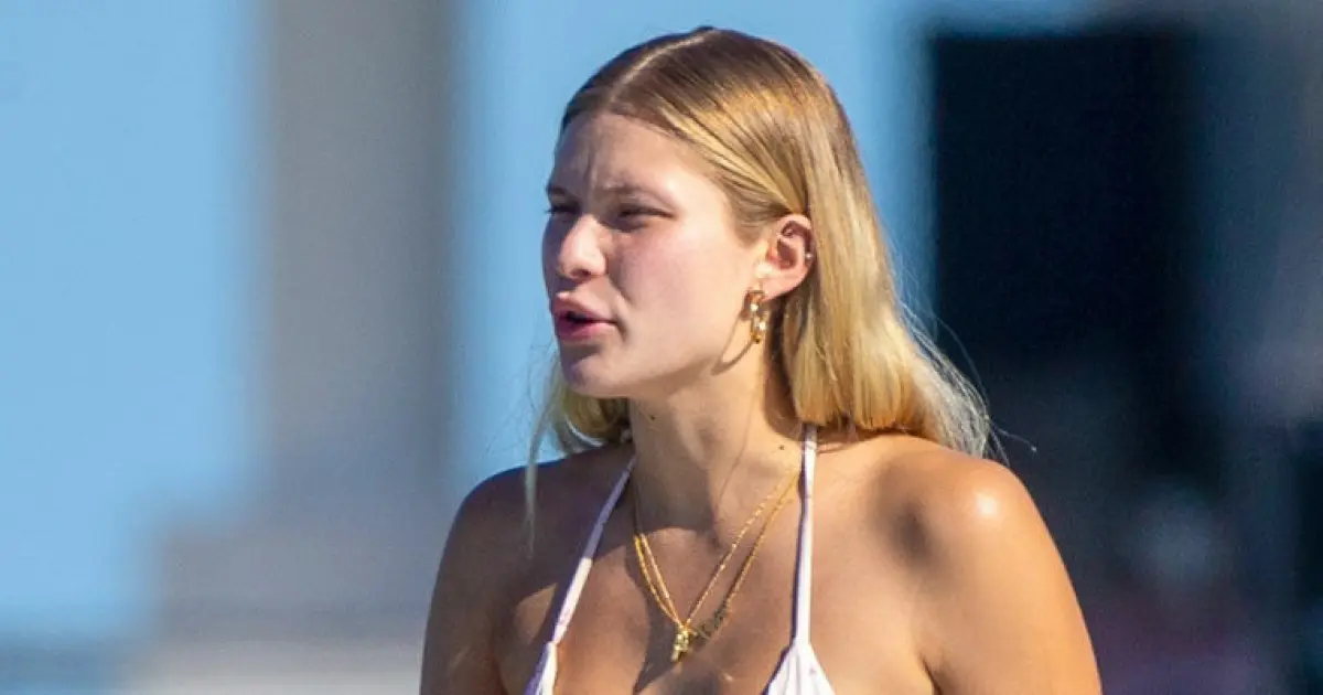 Hupsista! Playboy malli Josie Canseco läväytti rinnat kaikkien