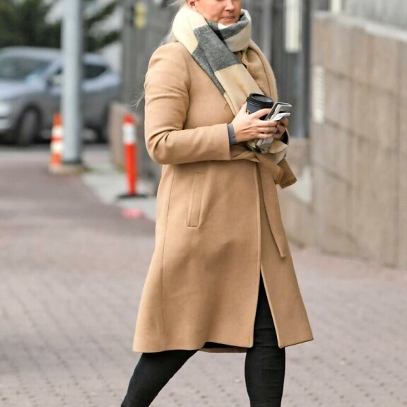 Clara Blomqvist on edesmenneen legendaarisen tanssivaikuttajan Åke Blomqvistin tytär. Kuvassa Clara Helsingin käräjäoikeudessa marraskuussa. Clara Blomqvist on edesmenneen legendaarisen tanssivaikuttajan Åke Blomqvistin tytär. Kuvassa Clara Helsingin käräjäoikeudessa marraskuussa.