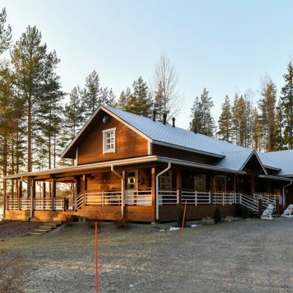 Hulppean, amerikkalaisiakin tyylivaikutteita saaneen hirsilinnan portailla vahtia pitää kaksi betonista leijonaveistosta. Hulppean, amerikkalaisiakin tyylivaikutteita saaneen hirsilinnan portailla vahtia pitää kaksi betonista leijonaveistosta.