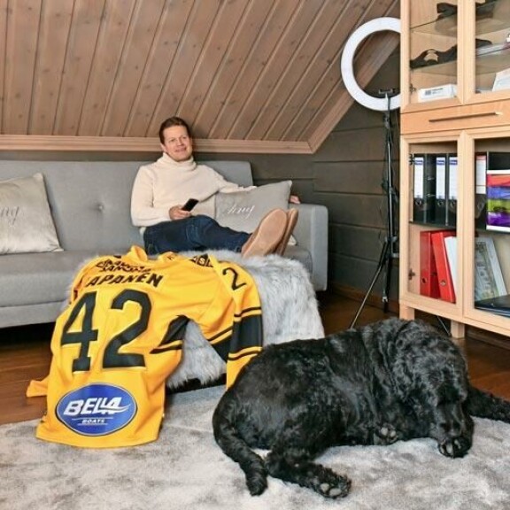 Yläkerrassa on Samin oma soppi. – Täällä voin tapittaa vaikka koko yön NHL-lähetyksiä, isäntä myhäilee Jäbä-koira ja Kasperi-poikansa KalPan pelipaita vierellään. Yläkerrassa on Samin oma soppi. – Täällä voin tapittaa vaikka koko yön NHL-lähetyksiä, isäntä myhäilee Jäbä-koira ja Kasperi-poikansa KalPan pelipaita vierellään.