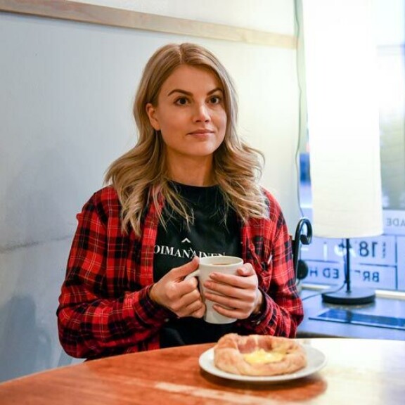 Janni Hussi järkyttyi, kun keväällä pandemia vei lähes kaikki työt. – Onneksi olin jo ehtinyt aloittaa Suomipopin viikonloppuvuorot. Olen niistä äärimmäisen kiitollinen. Janni Hussi järkyttyi, kun keväällä pandemia vei lähes kaikki työt. – Onneksi olin jo ehtinyt aloittaa Suomipopin viikonloppuvuorot. Olen niistä äärimmäisen kiitollinen.