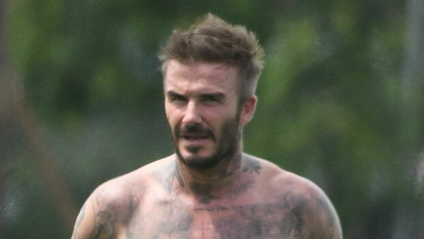 Huh, mikä paidaton uros! David Beckham poseeraa uskomattoman timminä kesken treenin - tätä lihaskuntoliikettä Becks vihaa! david beckham