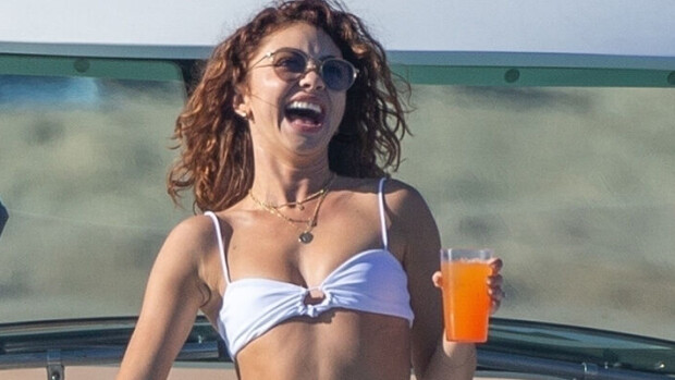 Moderni perhe -kaunotar Sarah Hyland villitsi superseksikkäänä valkoisissa bikineissä - kuumat ja kosteat kuvat! Sara Hyland