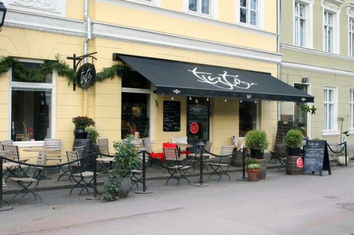 Silminnäkijöiden mukaan Maisalla lähti mopo karkuun pikkujouluissa, jotka alkoivat turkulaisesta Tintå-ravintolasta. Silminnäkijöiden mukaan Maisalla lähti mopo karkuun pikkujouluissa, jotka alkoivat turkulaisesta Tintå-ravintolasta.