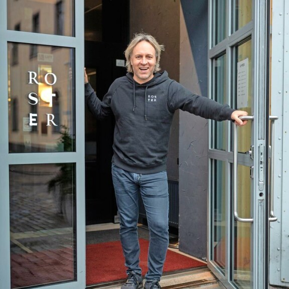 Tervetuloa syömään, Seiska! Koronavuosi 2020 on ollut raskas yrittäjille, eikä vähiten ravintoloitsijoille. – Jokainen lounas ja illallinen on meille elintärkeä, Turun Rosterin omistava Kape korostaa. Koronavuosi 2020 on ollut raskas yrittäjille, eikä vähiten ravintoloitsijoille. – Jokainen lounas ja illallinen on meille elintärkeä, Turun Rosterin omistava Kape korostaa.