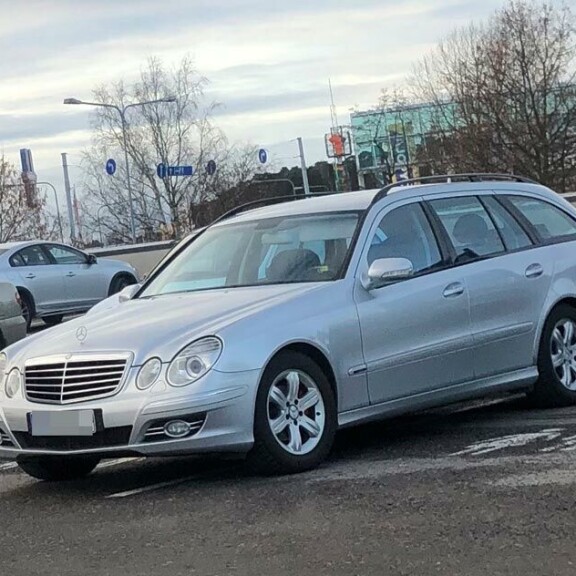Viikon Kääk!-juorut: Kansanedustaja Kike Elomaan kylmänviileä parkeeraus nostatti kulmakarvoja – kuva! Kike Elomaan auto