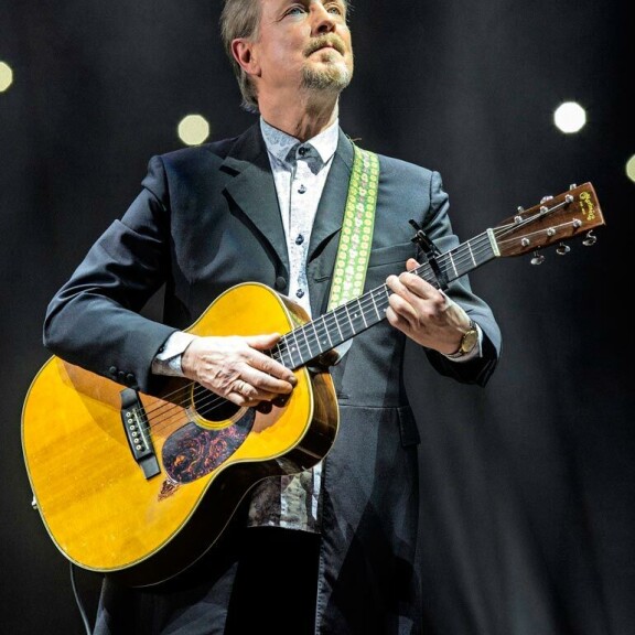 Mikko muistaa Pave Maijasen soittaneen bassoa hänen ensi levyllään Maalaispoika oon. Kuva on vuodelta 2015. Mikko muistaa Pave Maijasen soittaneen bassoa hänen ensi levyllään Maalaispoika oon. Kuva on vuodelta 2015.