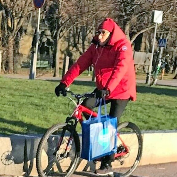 Viikon Kääk!-juorut: Kansanedustaja Kike Elomaan kylmänviileä parkeeraus nostatti kulmakarvoja – kuva! Heikki Lampela