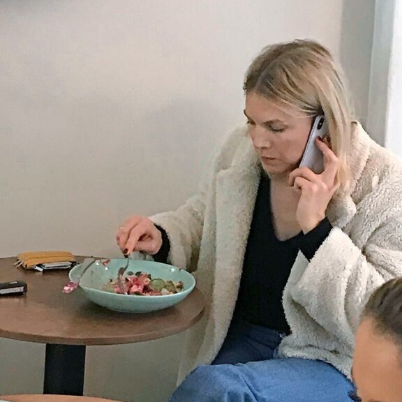 Viikon Kääk!-juorut: Kansanedustaja Kike Elomaan kylmänviileä parkeeraus nostatti kulmakarvoja – kuva! Emilia Vuorisalmi