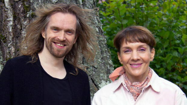 Yökylässä Maria Veitola: Laulaja Anssi Kela näki nuoruudessaan pirun merkkejä kaikkialla – uskoi maailmanloppuun fanaattisesti: ”Rock pelasti minut!” anssi ja maria