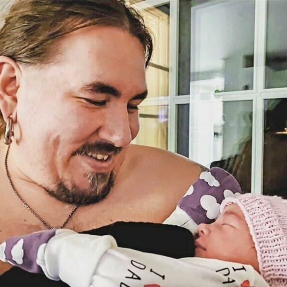 Isi sai kuopuksensa syliin ehdittyään laivakeikalta sairaalaan juuri oikeaan aikaan. Isi sai kuopuksensa syliin ehdittyään laivakeikalta sairaalaan juuri oikeaan aikaan.