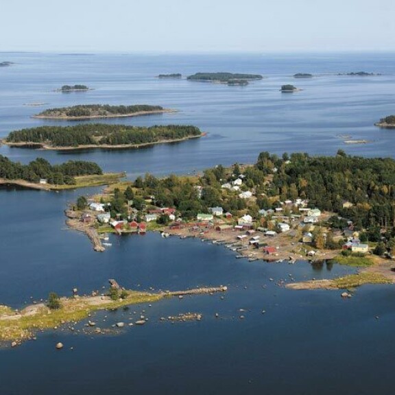 Haminan edustalla oleva Tammio tunnetaan kalastuskylänä. Rennyn suvulla on ollut saaressa mökki vuosikymmeniä. Haminan edustalla oleva Tammio tunnetaan kalastuskylänä. Rennyn suvulla on ollut saaressa mökki vuosikymmeniä.
