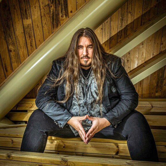 Laulajaa työllistää nyt oma Mielenrauhaa-joulukirkkokiertue sekä perinteinen Raskata joulua -kiertue. Laulajaa työllistää nyt oma Mielenrauhaajoulukirkkokiertue sekä perinteinen Raskata joulua -kiertue.