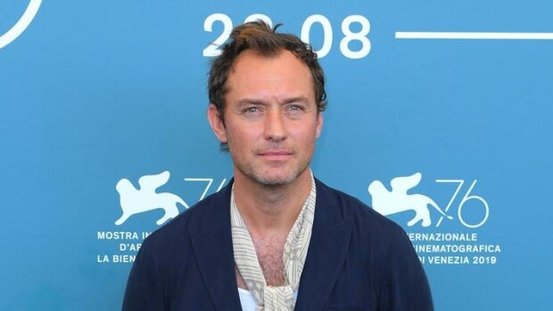 Maailmantähti näyttäytyi verkkareissa ja koronaparrassa! Jude Law vei kuopuksensa kävelylle – kuva! Jude Law