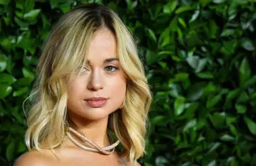 Tiesitkö?! Englannin hovin väriläiskä elättää itsensä mallina – kaunotar näyttäytyi renttulookissa!