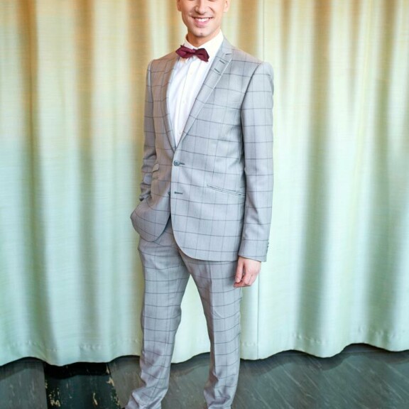 Christoffer on tehnyt paljon juontokeikkaa, ja kun häntä pyydettiin isännöimään Putousta, vastausta ei tarvinnut kahdesti miettiä. – Se oli helppo valinta. Olen kaivannut tilaisuutta näyttää kykyni juontajana. Christoffer on tehnyt paljon juontokeikkaa, ja kun häntä pyydettiin isännöimään Putousta, vastausta ei tarvinnut kahdesti miettiä. – Se oli helppo valinta. Olen kaivannut tilaisuutta näyttää kykyni juontajana.