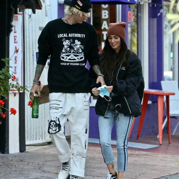 Machine Gun Kelly ja Megan kävelyllä Los Angelesissa marraskuun alussa. Happy couple Megan Fox and Machine Gun Kelly pick up food and drinks to go while out enjoying a day together.