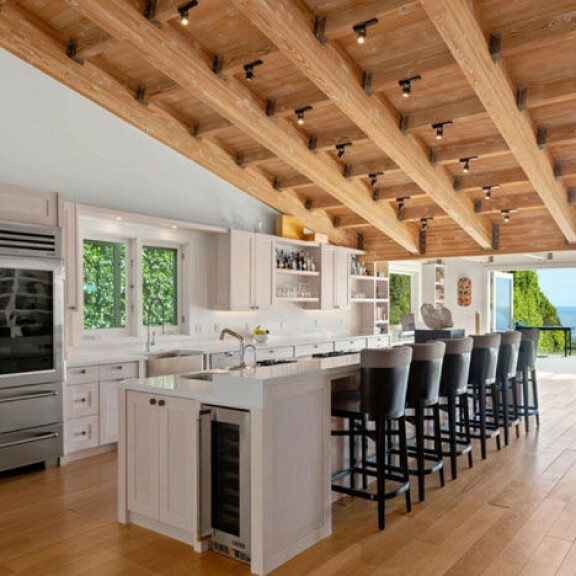 Avril Lavigne törsäsi moderniin luksuslukaaliin 6,5 miljoonaa euroa - onko tämä kämppä jättihintansa arvoinen? Katso kuvat! 8