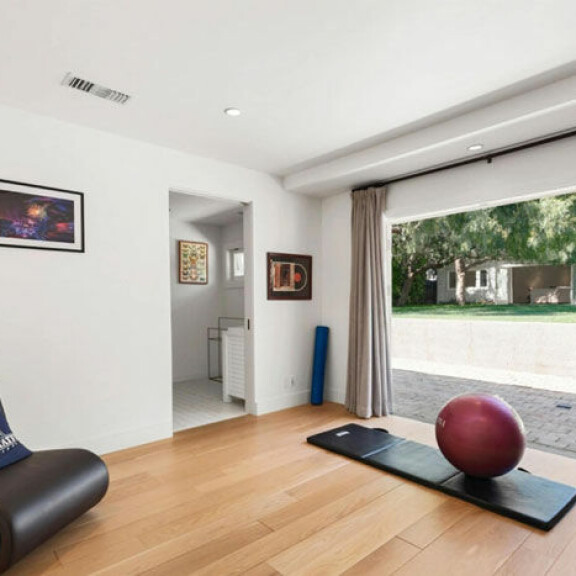 Avril Lavigne törsäsi moderniin luksuslukaaliin 6,5 miljoonaa euroa - onko tämä kämppä jättihintansa arvoinen? Katso kuvat! 10